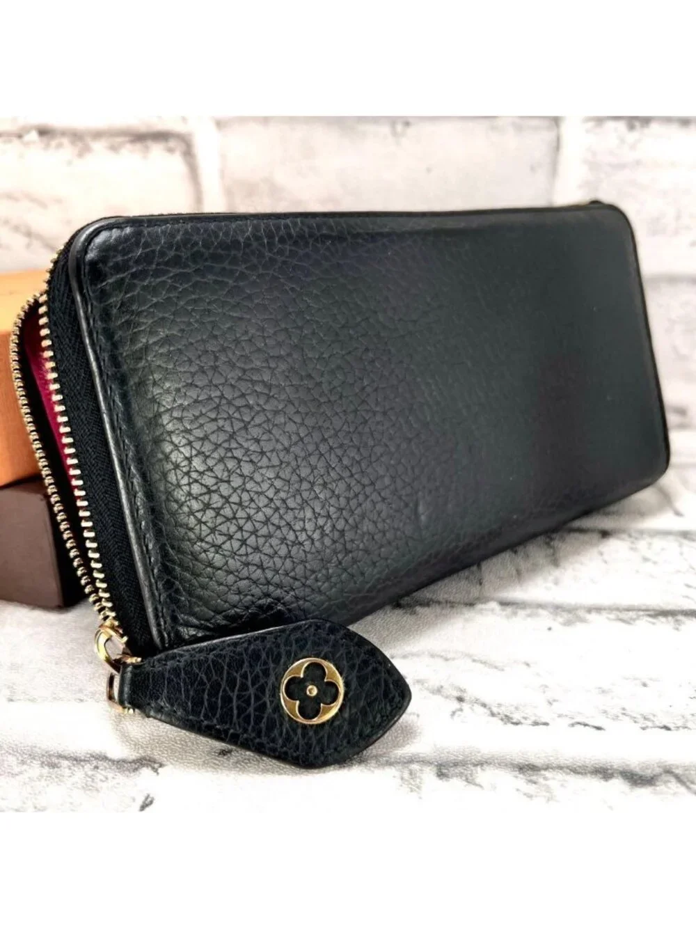 Louis Vuitton Taurillon Portefeuille Comet Zippy Wallet